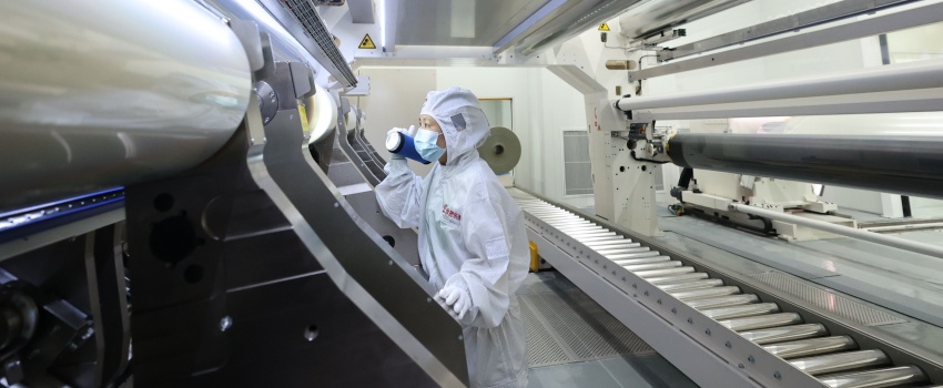 技術(shù)攻堅(jiān)結(jié)碩果！合肥樂(lè)凱成功下線超寬幅超薄高端光學(xué)聚酯薄膜